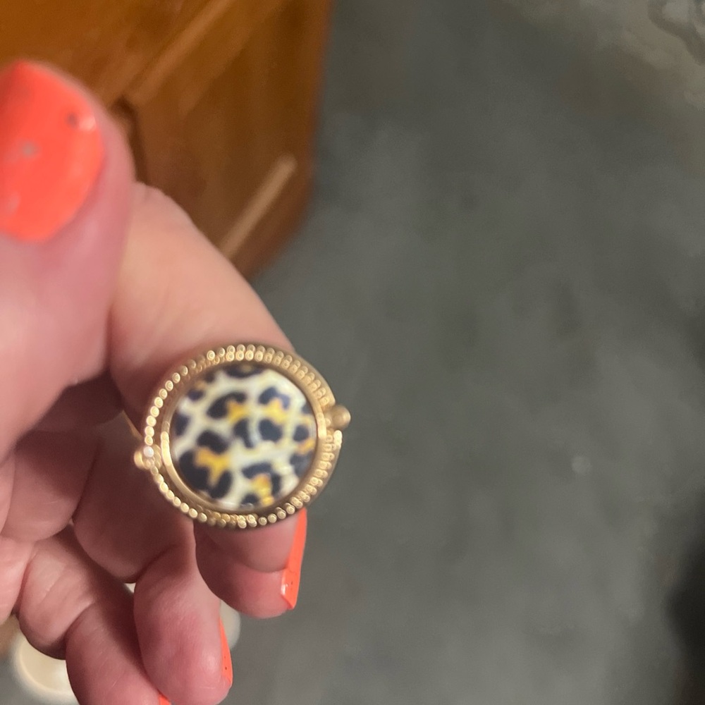 Avon Alluring Animal Shell Ring Size 6